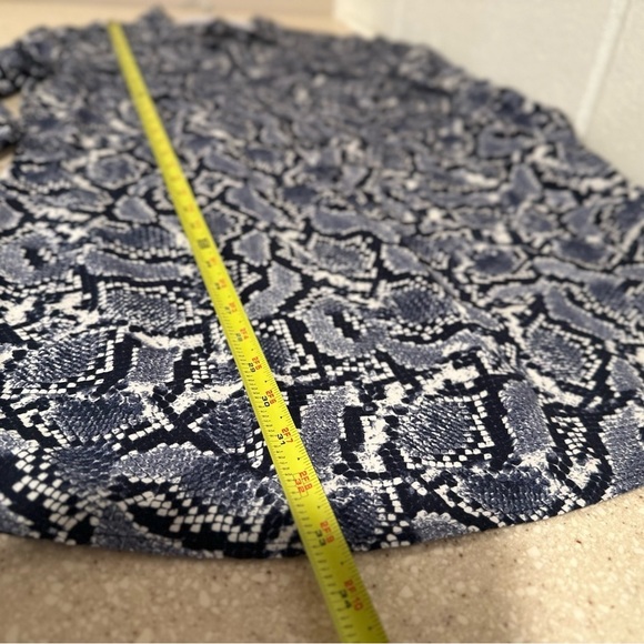 Banana Republic Soft Relaxed Shift Dress Long Sleeve Blue Snakeskin Print 14 - Picture 13 of 16